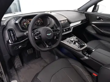 ASTON MARTIN DBX707  25MY  B&W