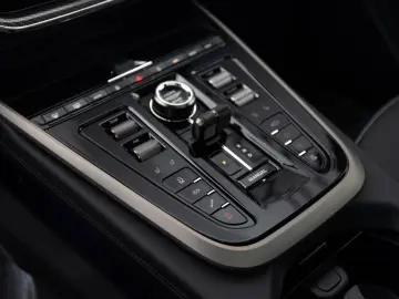 ASTON MARTIN DBX707  25MY  B&W