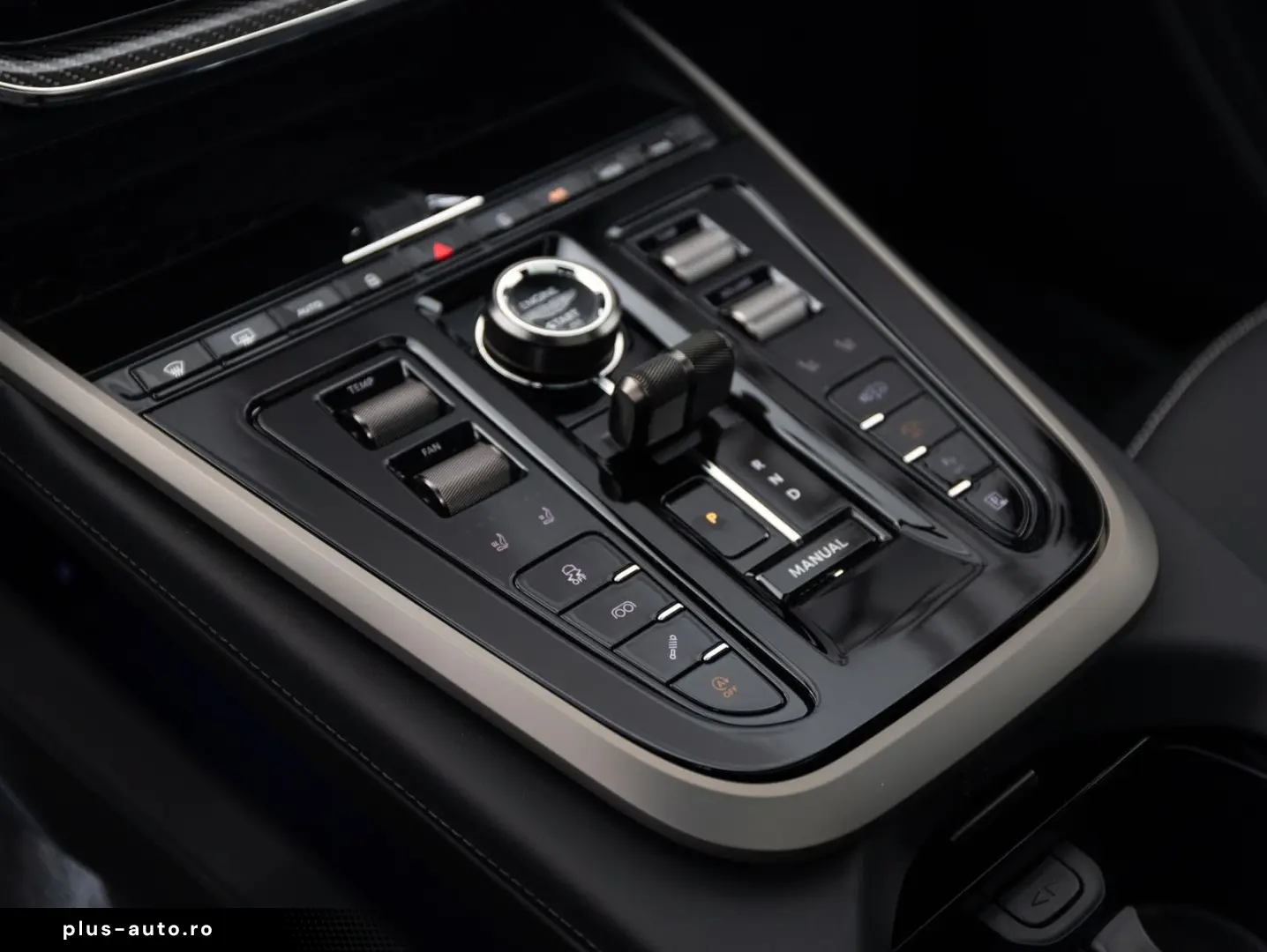 ASTON MARTIN DBX707  25MY  B&W