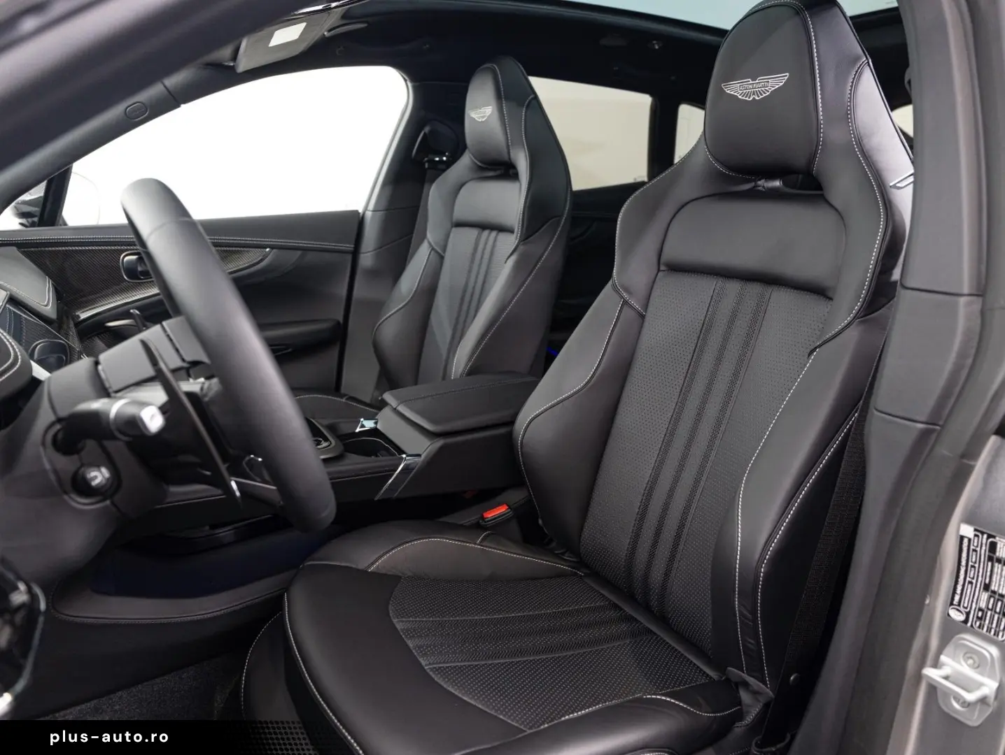 ASTON MARTIN DBX707  25MY  B&W