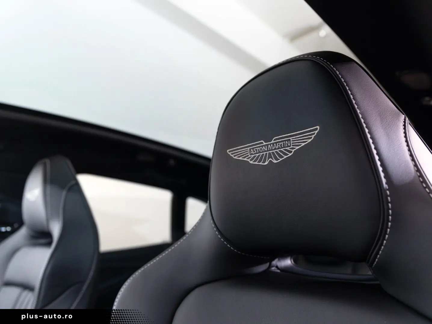 ASTON MARTIN DBX707  25MY  B&W