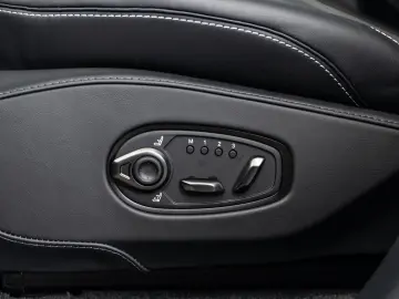 ASTON MARTIN DBX707  25MY  B&W