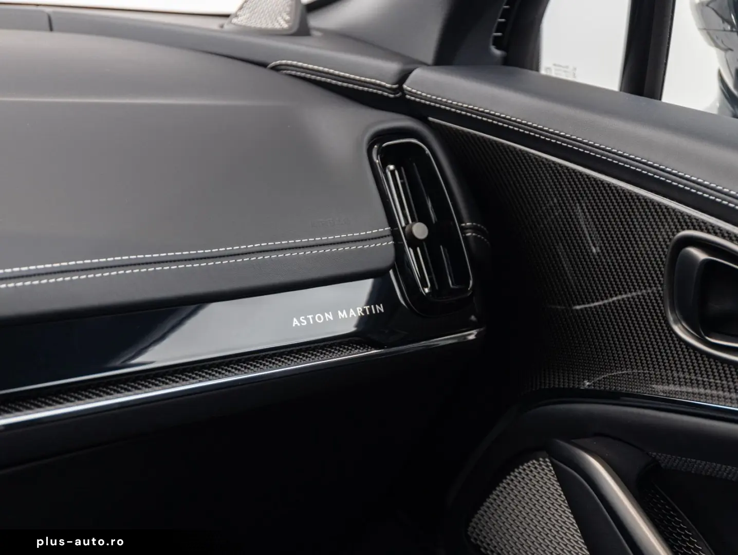 ASTON MARTIN DBX707  25MY  B&W