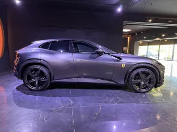 FERRARI Purosangue Carbon 1. Hand