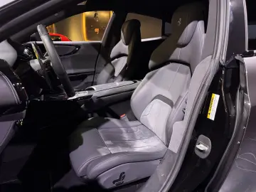 FERRARI Purosangue Carbon 1. Hand