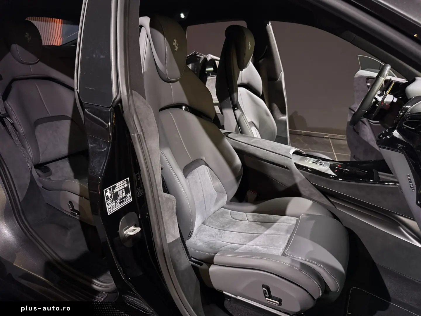 FERRARI Purosangue Carbon 1. Hand