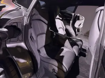 FERRARI Purosangue Carbon 1. Hand