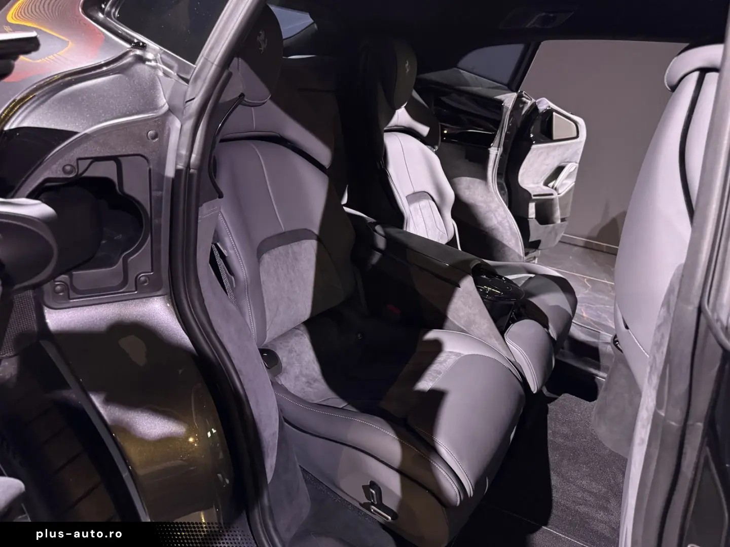 FERRARI Purosangue Carbon 1. Hand