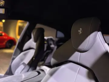 FERRARI Purosangue Carbon 1. Hand