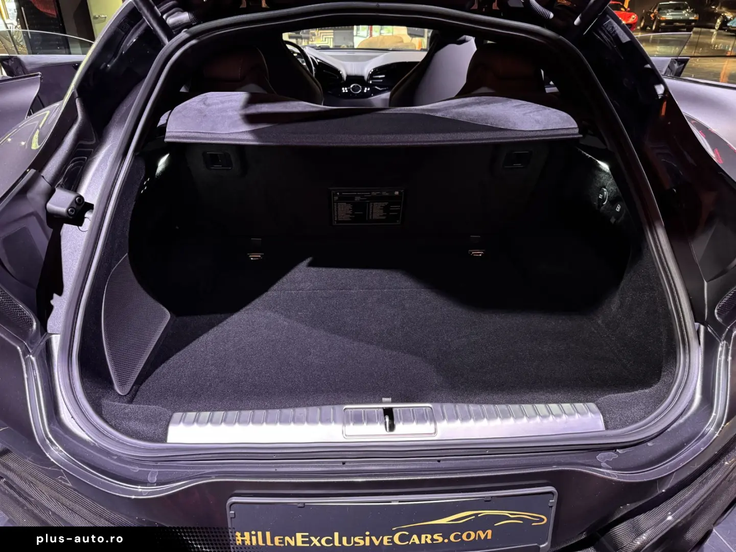 FERRARI Purosangue Carbon 1. Hand