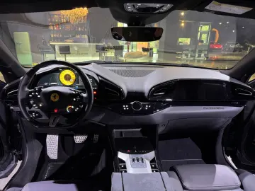 FERRARI Purosangue Carbon 1. Hand