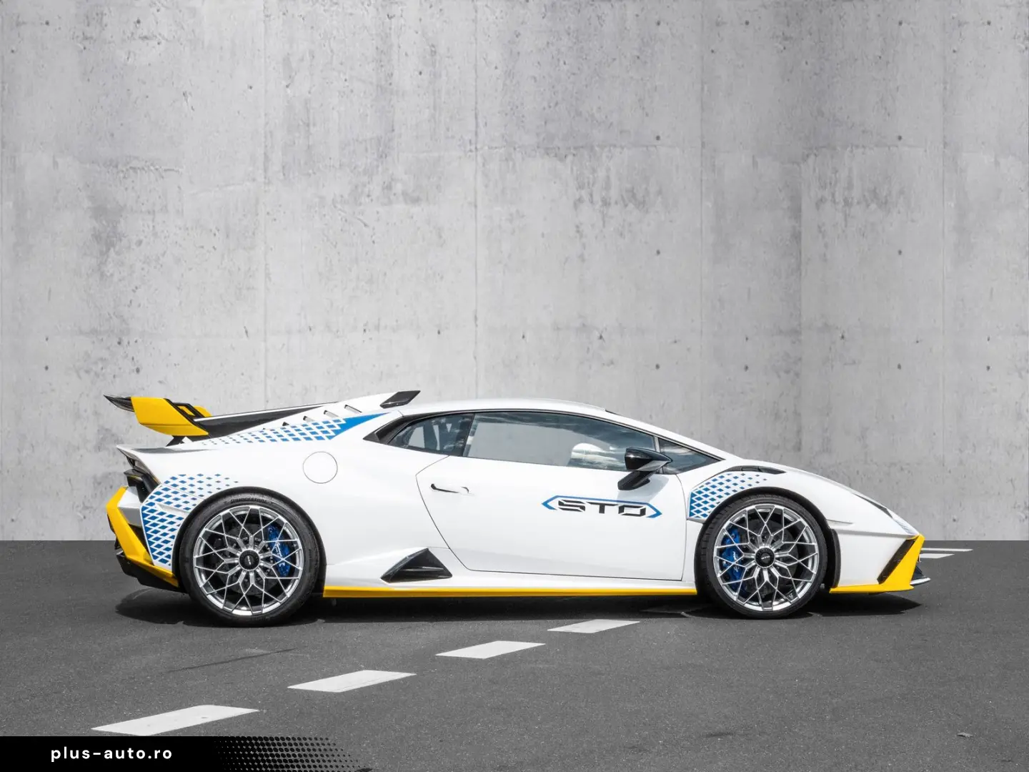 LAMBORGHINI Huracan STO Bianco Monocerus  Lifting System