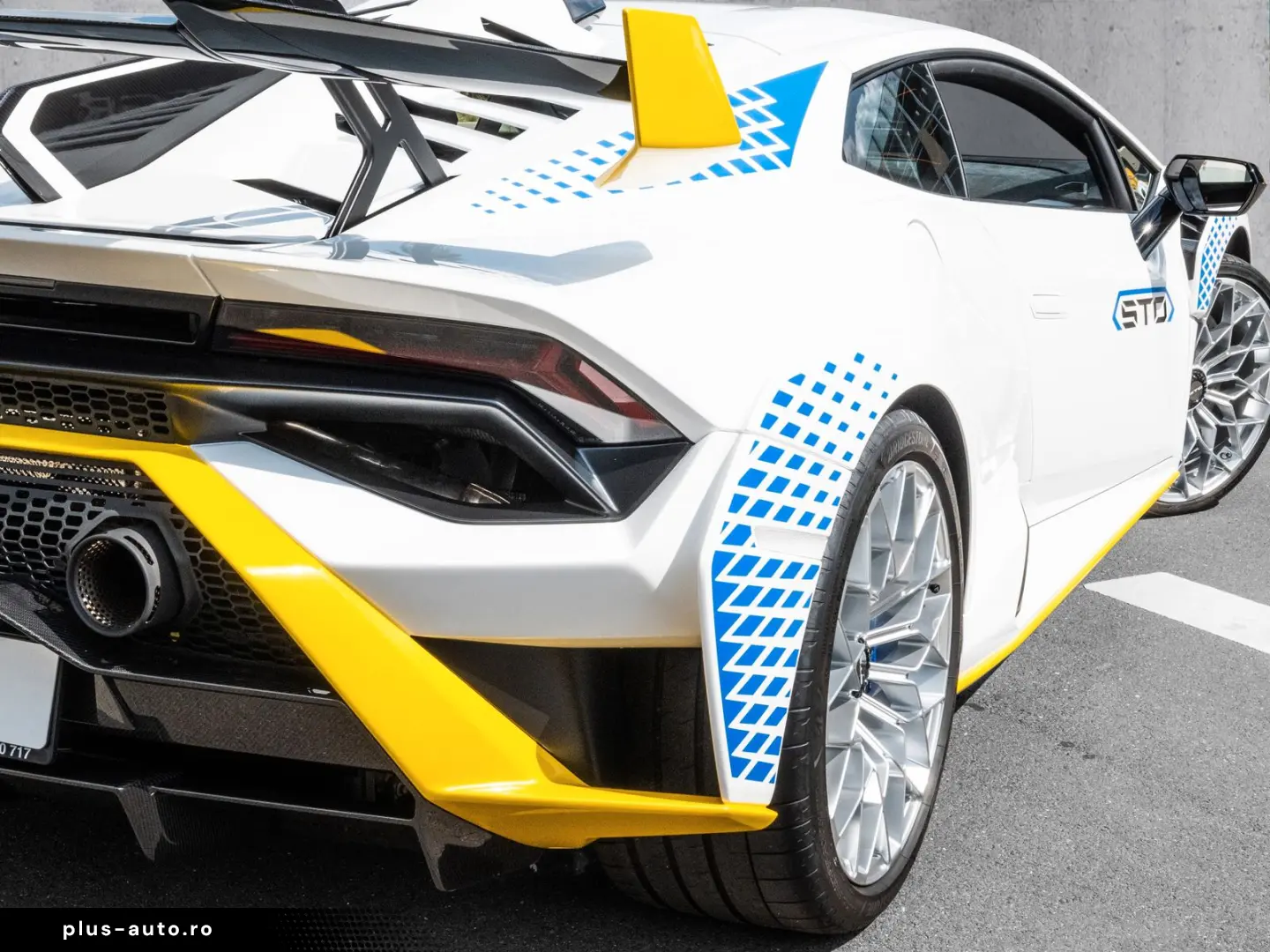 LAMBORGHINI Huracan STO Bianco Monocerus  Lifting System