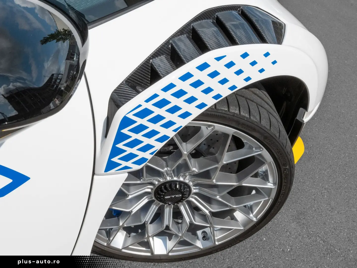 LAMBORGHINI Huracan STO Bianco Monocerus  Lifting System