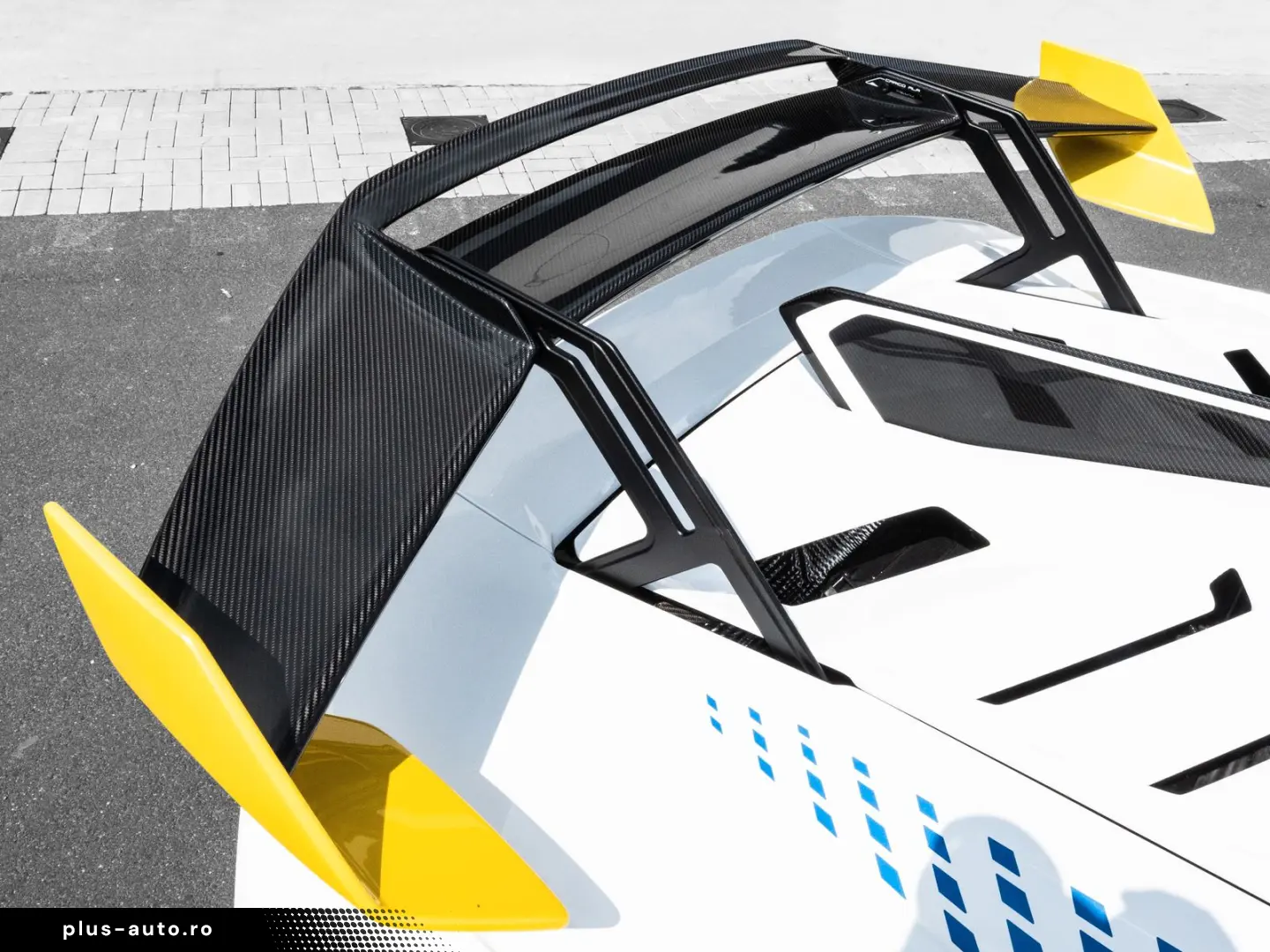 LAMBORGHINI Huracan STO Bianco Monocerus  Lifting System