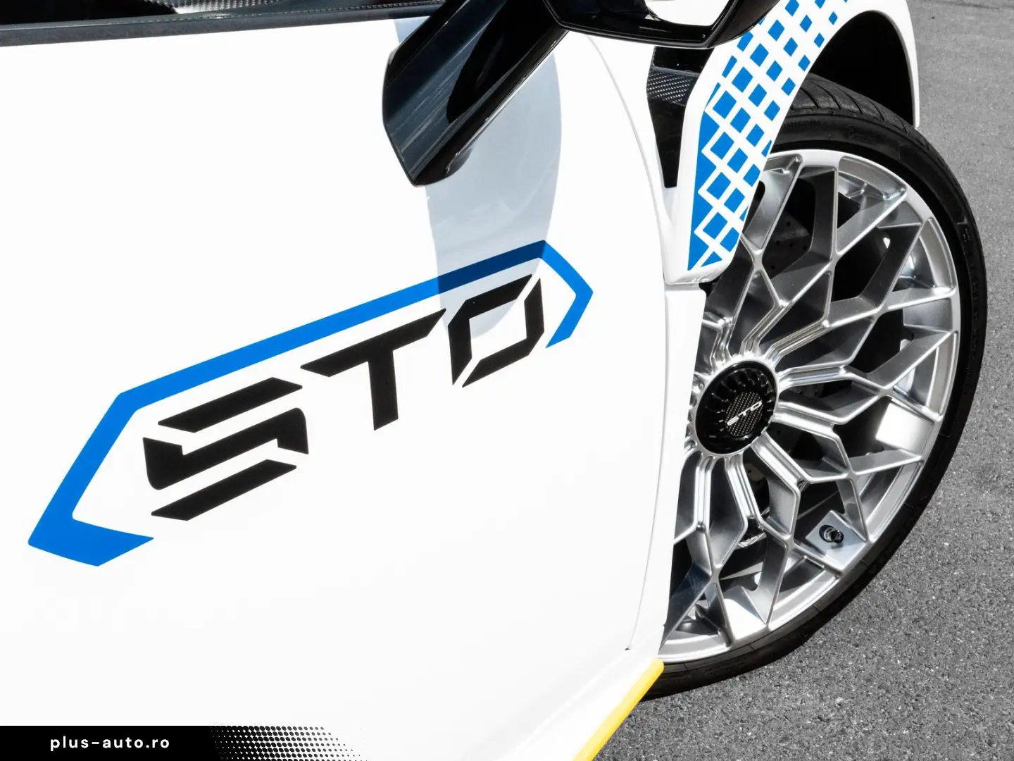 LAMBORGHINI Huracan STO Bianco Monocerus  Lifting System