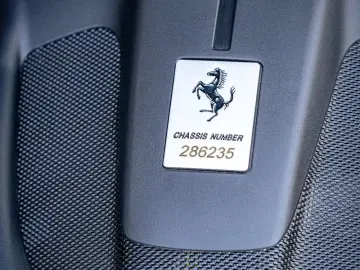 FERRARI Roma Garanti  Carbon-Paket  Exklusiv Mattgrün