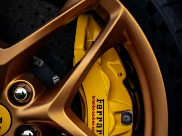 FERRARI Roma Garanti  Carbon-Paket  Exklusiv Mattgrün