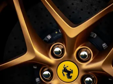 FERRARI Roma Garanti  Carbon-Paket  Exklusiv Mattgrün