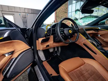 FERRARI Roma Garanti  Carbon-Paket  Exklusiv Mattgrün