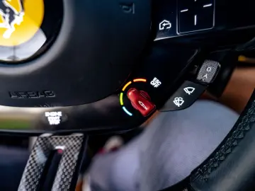 FERRARI Roma Garanti  Carbon-Paket  Exklusiv Mattgrün