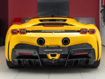 FERRARI SF90 Stradale