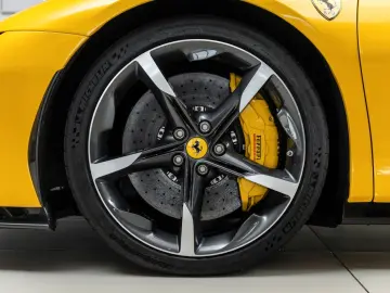 FERRARI SF90 Stradale