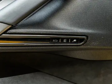 FERRARI SF90 Stradale