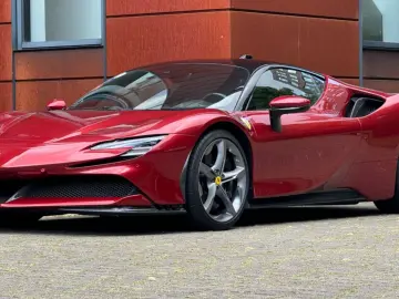 FERRARI SF90 Stradala LIFT  CARBON  Rosso Fiorano
