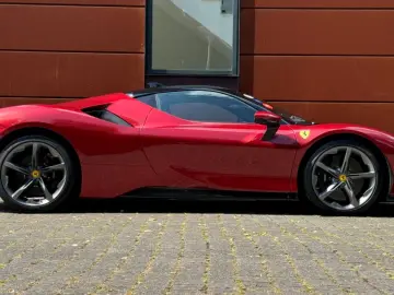 FERRARI SF90 Stradala LIFT  CARBON  Rosso Fiorano