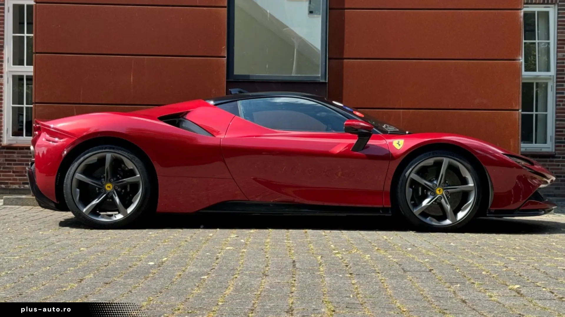 FERRARI SF90 Stradala LIFT  CARBON  Rosso Fiorano