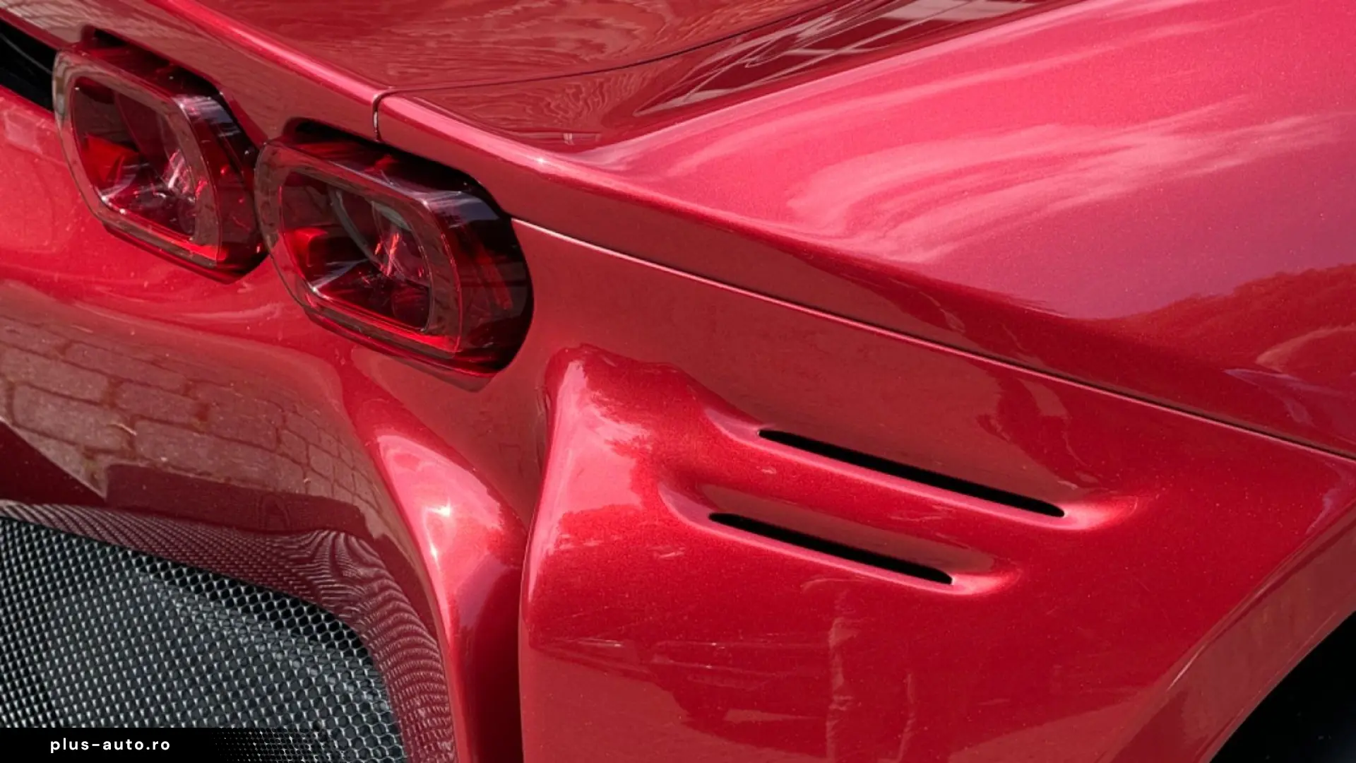 FERRARI SF90 Stradala LIFT  CARBON  Rosso Fiorano