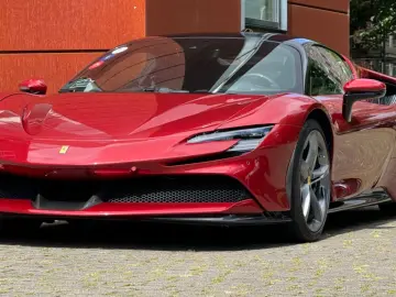 FERRARI SF90 Stradala LIFT  CARBON  Rosso Fiorano