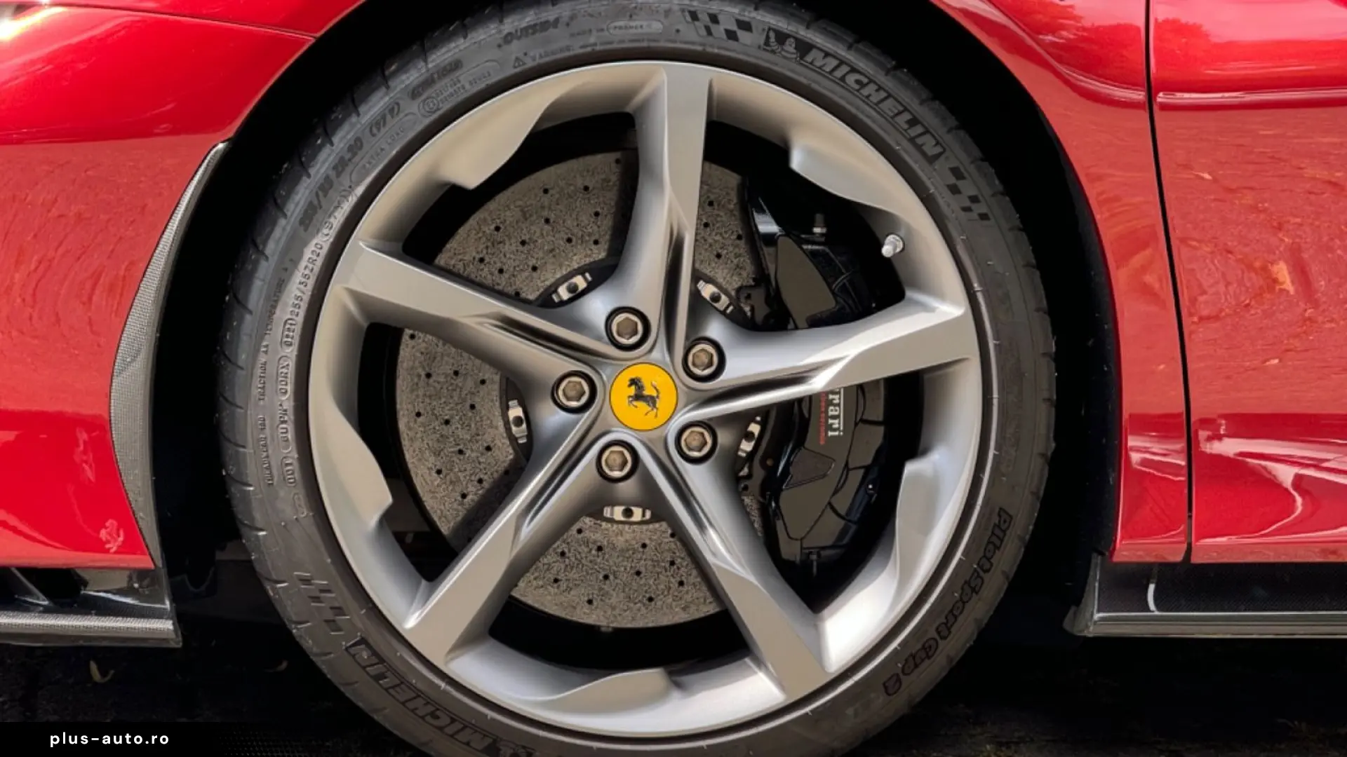 FERRARI SF90 Stradala LIFT  CARBON  Rosso Fiorano