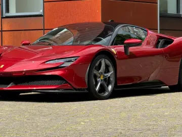 FERRARI SF90 Stradala LIFT  CARBON  Rosso Fiorano
