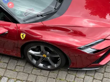 FERRARI SF90 Stradala LIFT  CARBON  Rosso Fiorano