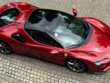 FERRARI SF90 Stradala LIFT  CARBON  Rosso Fiorano
