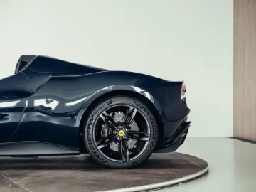 FERRARI 296 GTS  Lift  Blu Pozzi  einlackierte Streifen