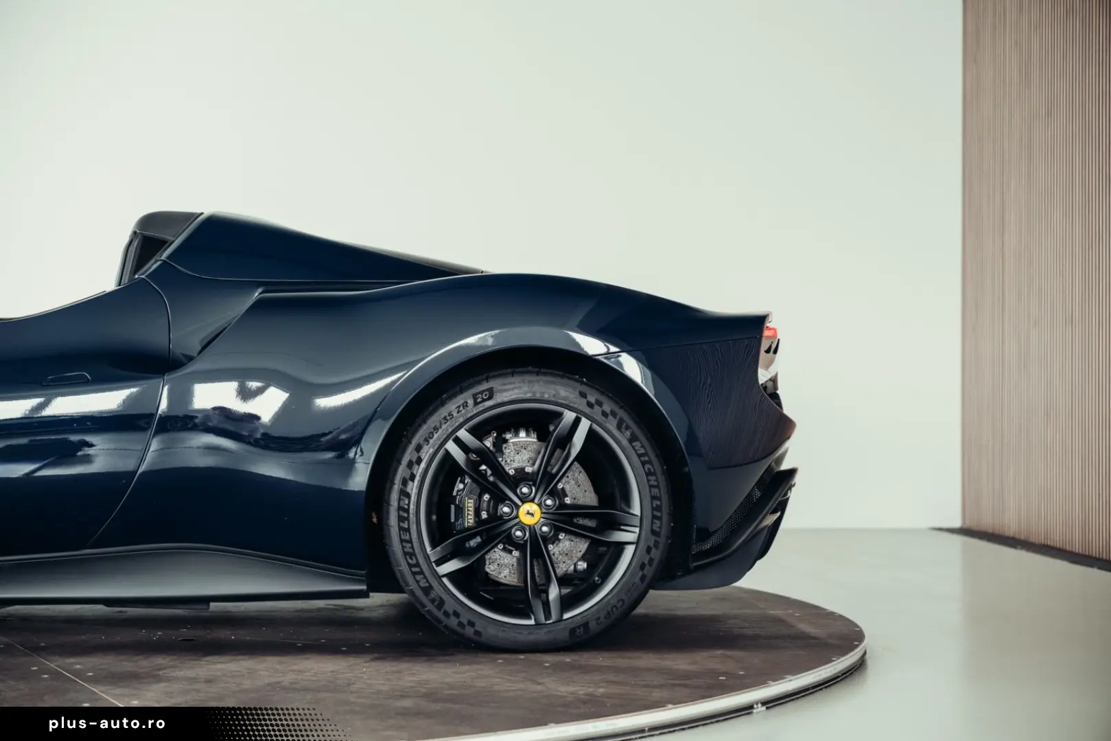 FERRARI 296 GTS  Lift  Blu Pozzi  einlackierte Streifen