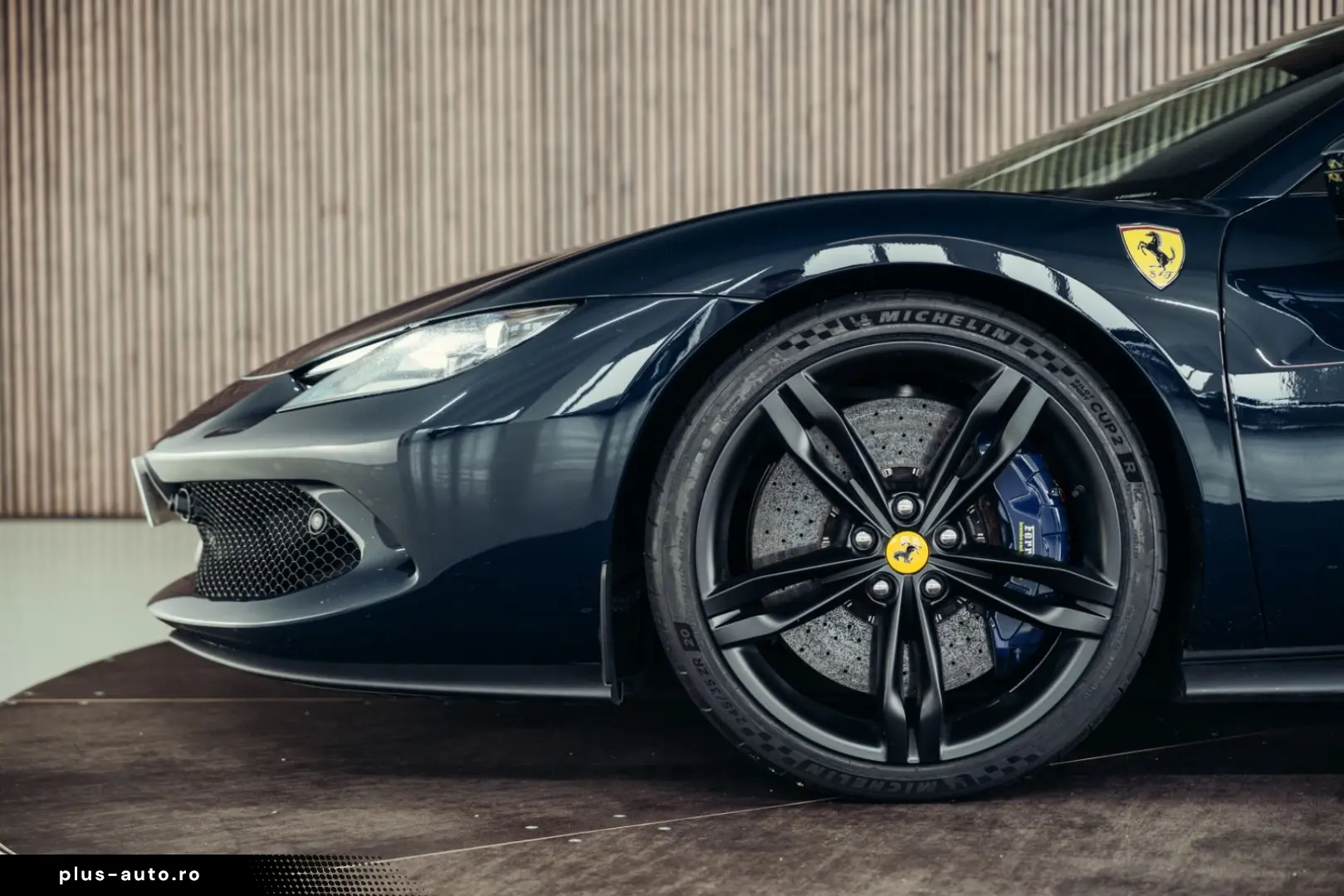 FERRARI 296 GTS  Lift  Blu Pozzi  einlackierte Streifen