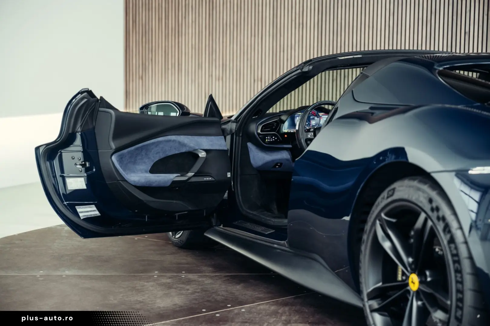 FERRARI 296 GTS  Lift  Blu Pozzi  einlackierte Streifen