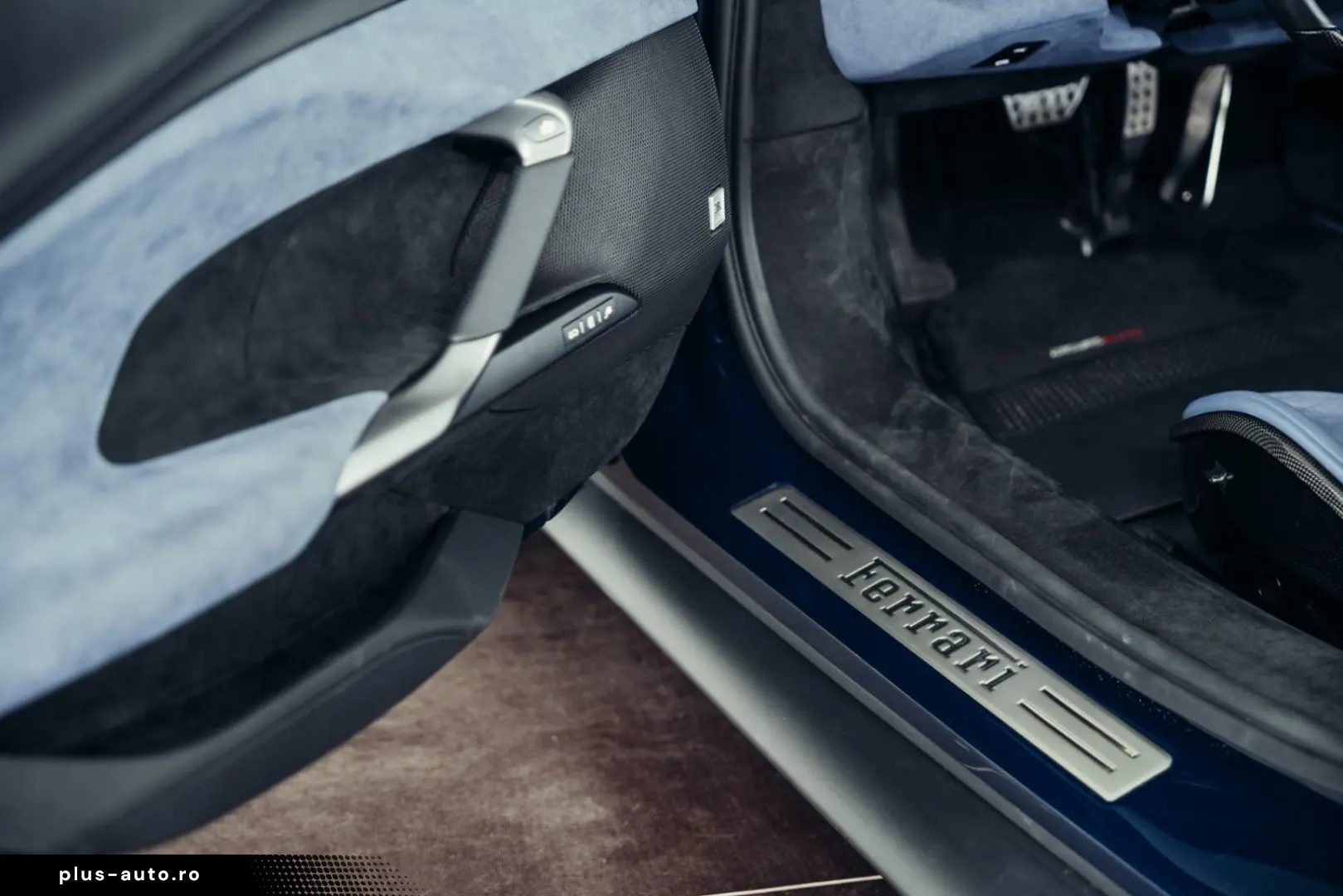 FERRARI 296 GTS  Lift  Blu Pozzi  einlackierte Streifen