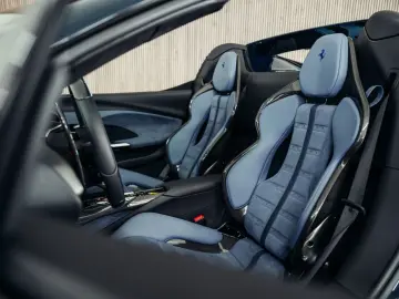 FERRARI 296 GTS  Lift  Blu Pozzi  einlackierte Streifen