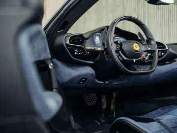 FERRARI 296 GTS  Lift  Blu Pozzi  einlackierte Streifen