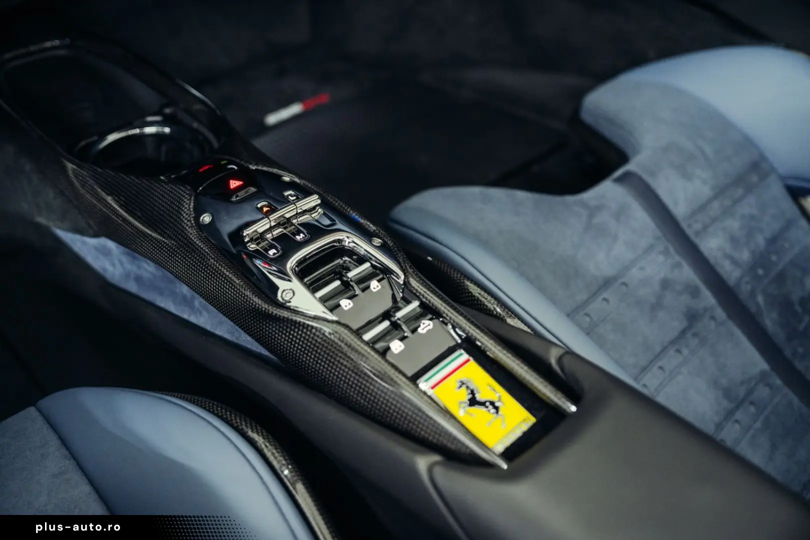 FERRARI 296 GTS  Lift  Blu Pozzi  einlackierte Streifen