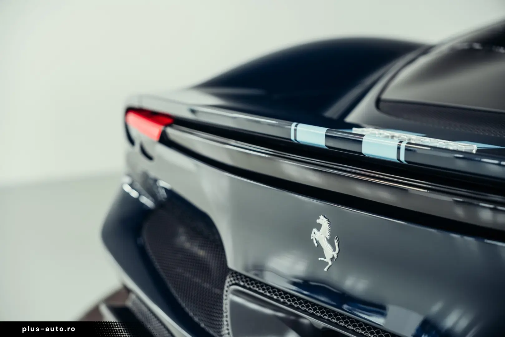 FERRARI 296 GTS  Lift  Blu Pozzi  einlackierte Streifen