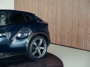 FERRARI Purosangue  Blu Pozzi  Carbon  MwSt.