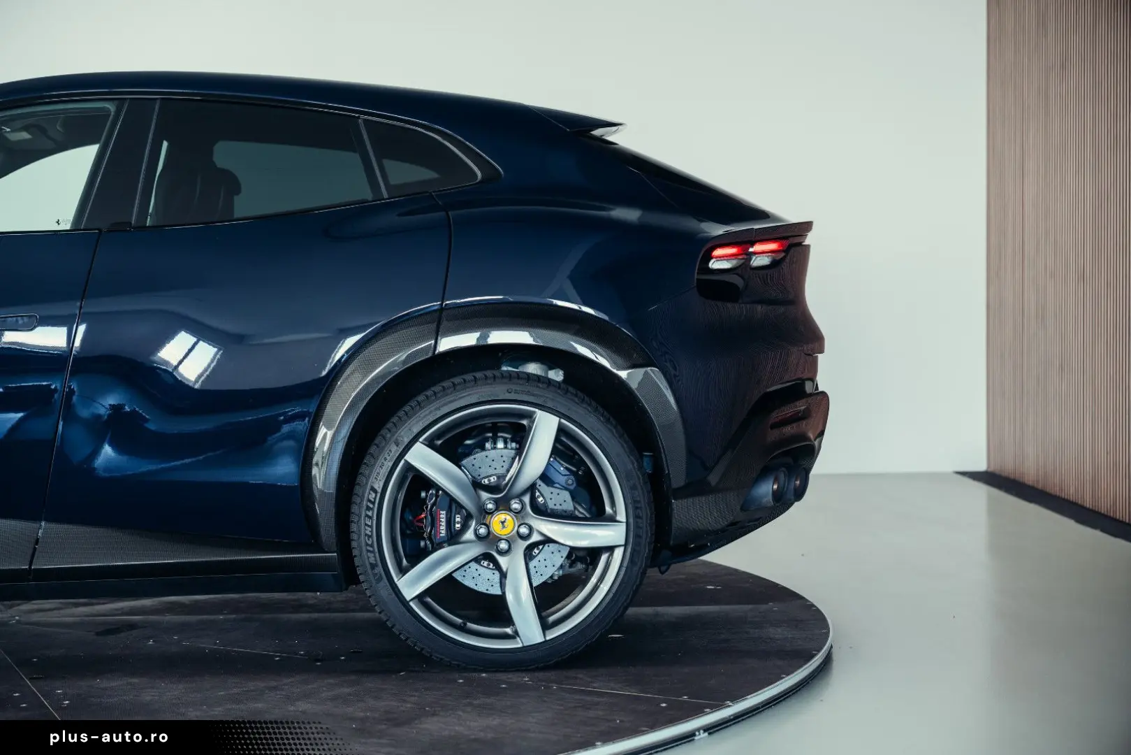 FERRARI Purosangue  Blu Pozzi  Carbon  MwSt.