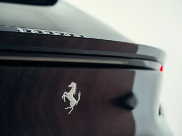 FERRARI Purosangue  Blu Pozzi  Carbon  MwSt.