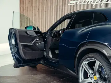 FERRARI Purosangue  Blu Pozzi  Carbon  MwSt.